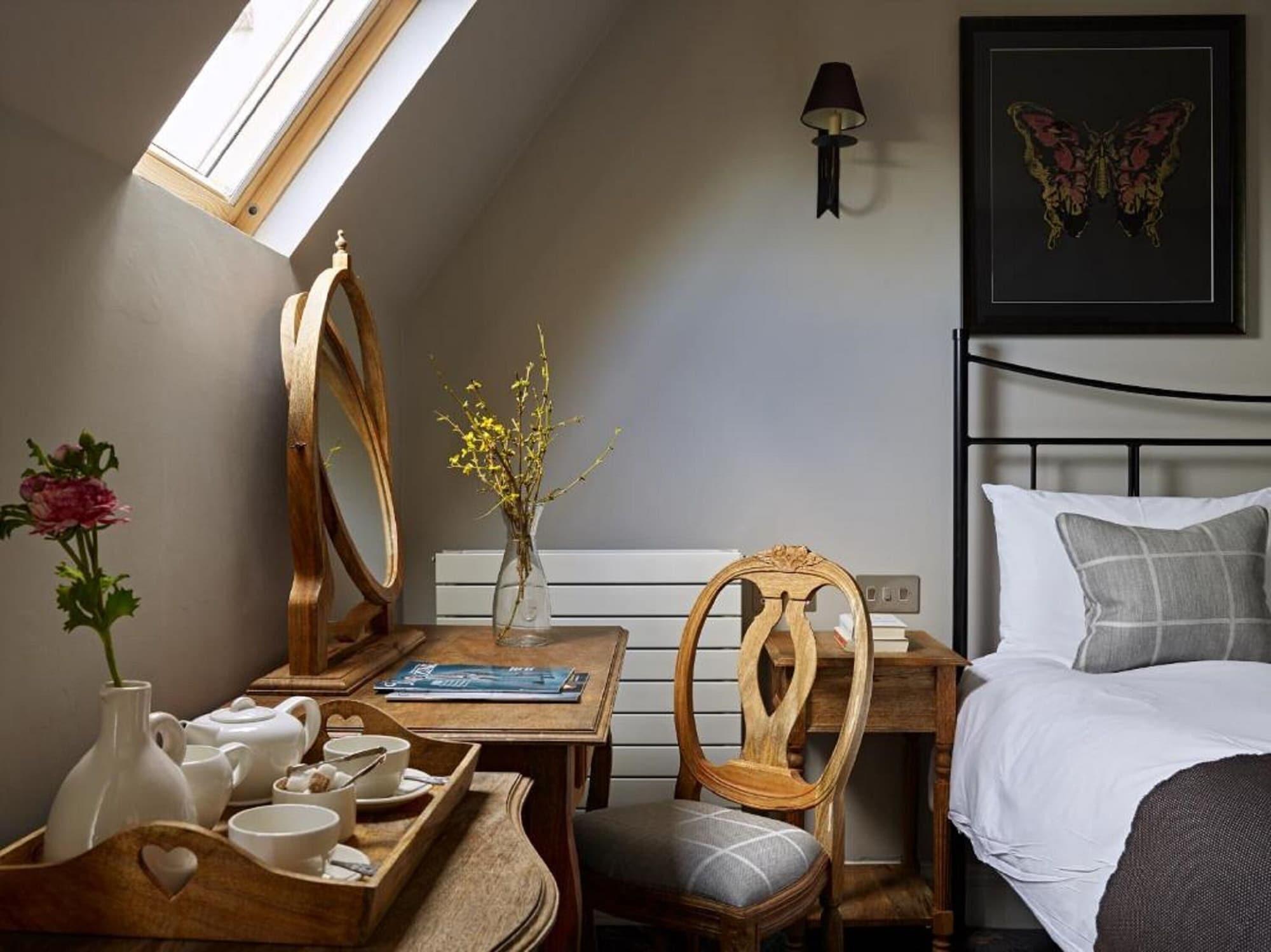 Bed and Breakfast Cotswold Grange Cheltenham Exterior foto A room at The Old Inn