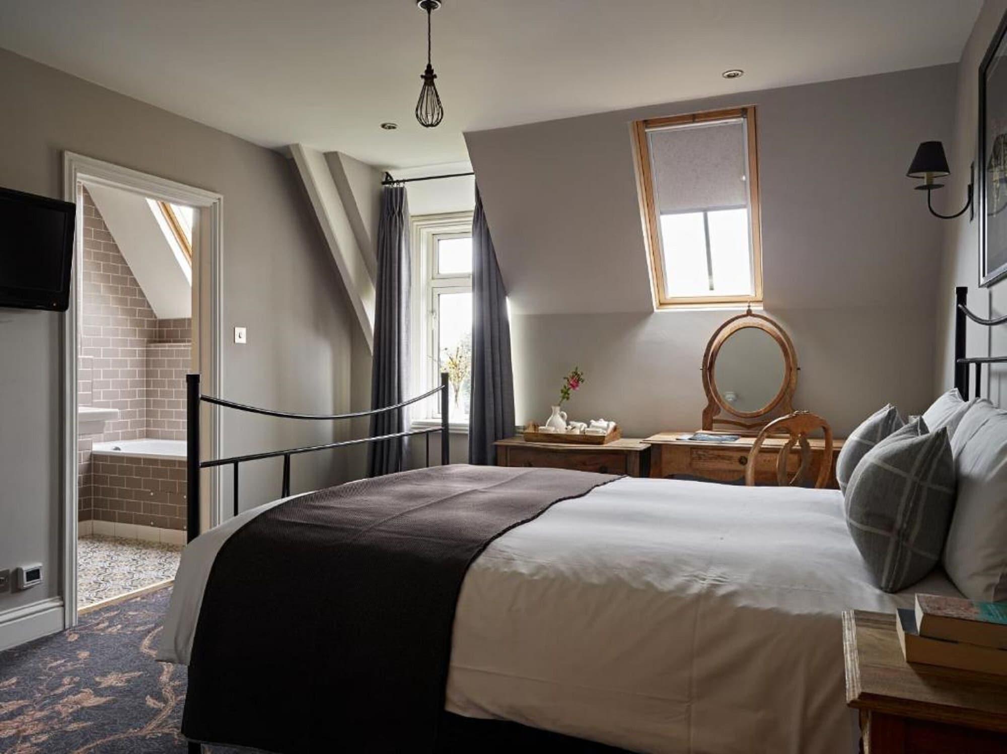 Bed and Breakfast Cotswold Grange Cheltenham Exterior foto A bedroom at The Old Bank Hotel