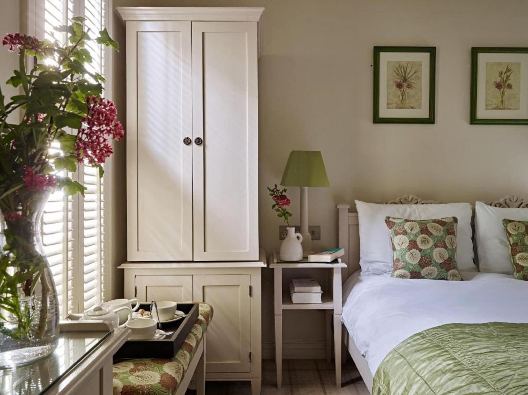 Bed and Breakfast Cotswold Grange Cheltenham Exterior foto A bedroom