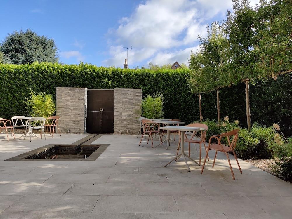 Bed and Breakfast Cotswold Grange Cheltenham Exterior foto The garden of the Centre for Contemporary Learning