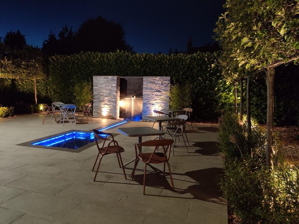 Bed and Breakfast Cotswold Grange Cheltenham Exterior foto The garden at night