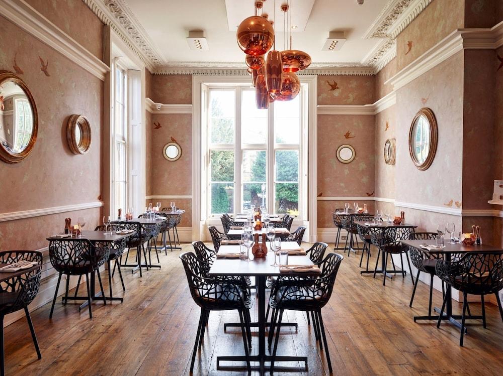 Bed and Breakfast Cotswold Grange Cheltenham Exterior foto Interior of the restaurant