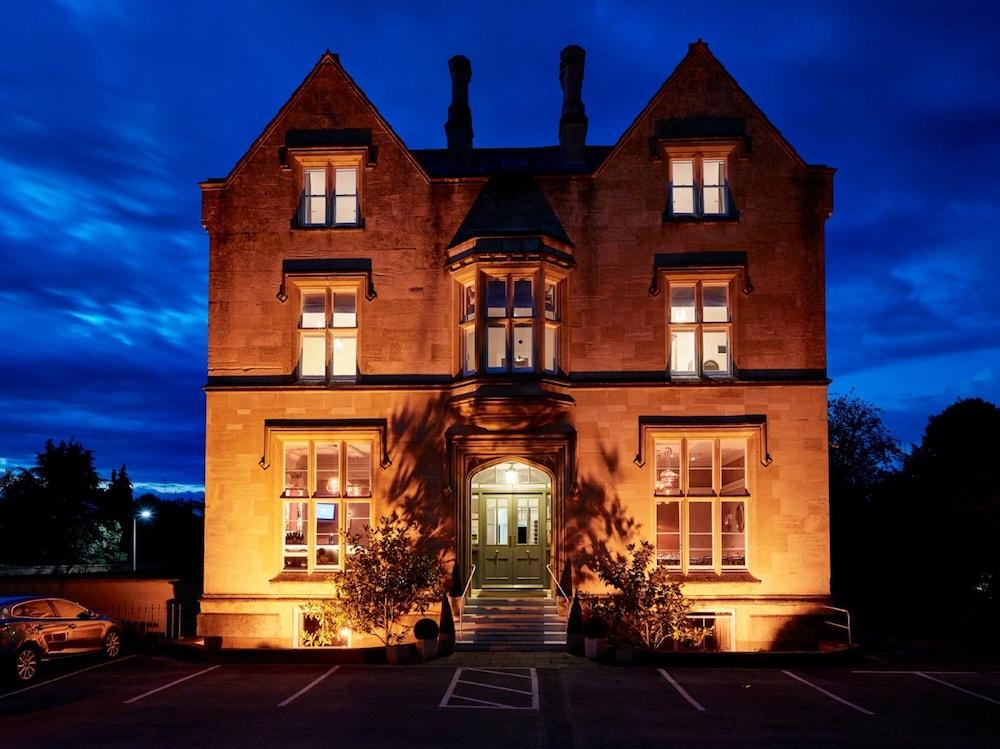Bed and Breakfast Cotswold Grange Cheltenham Exterior foto The Old Rectory, at night