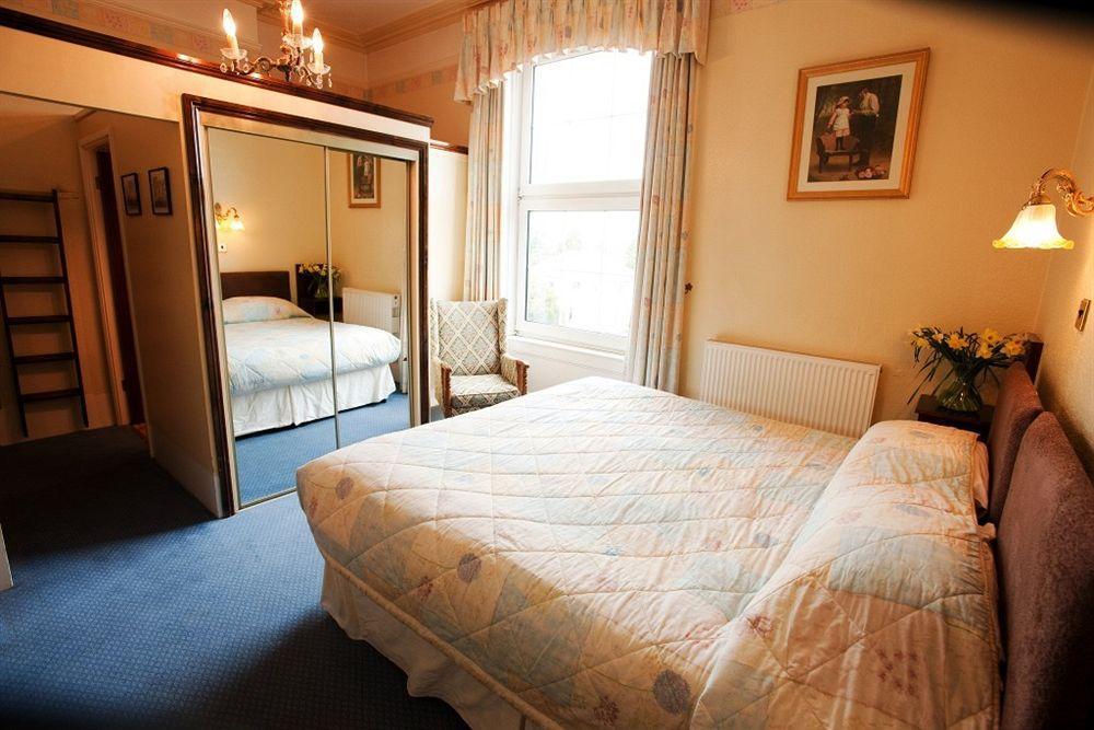 Bed and Breakfast Cotswold Grange Cheltenham Exterior foto A bedroom at the hotel