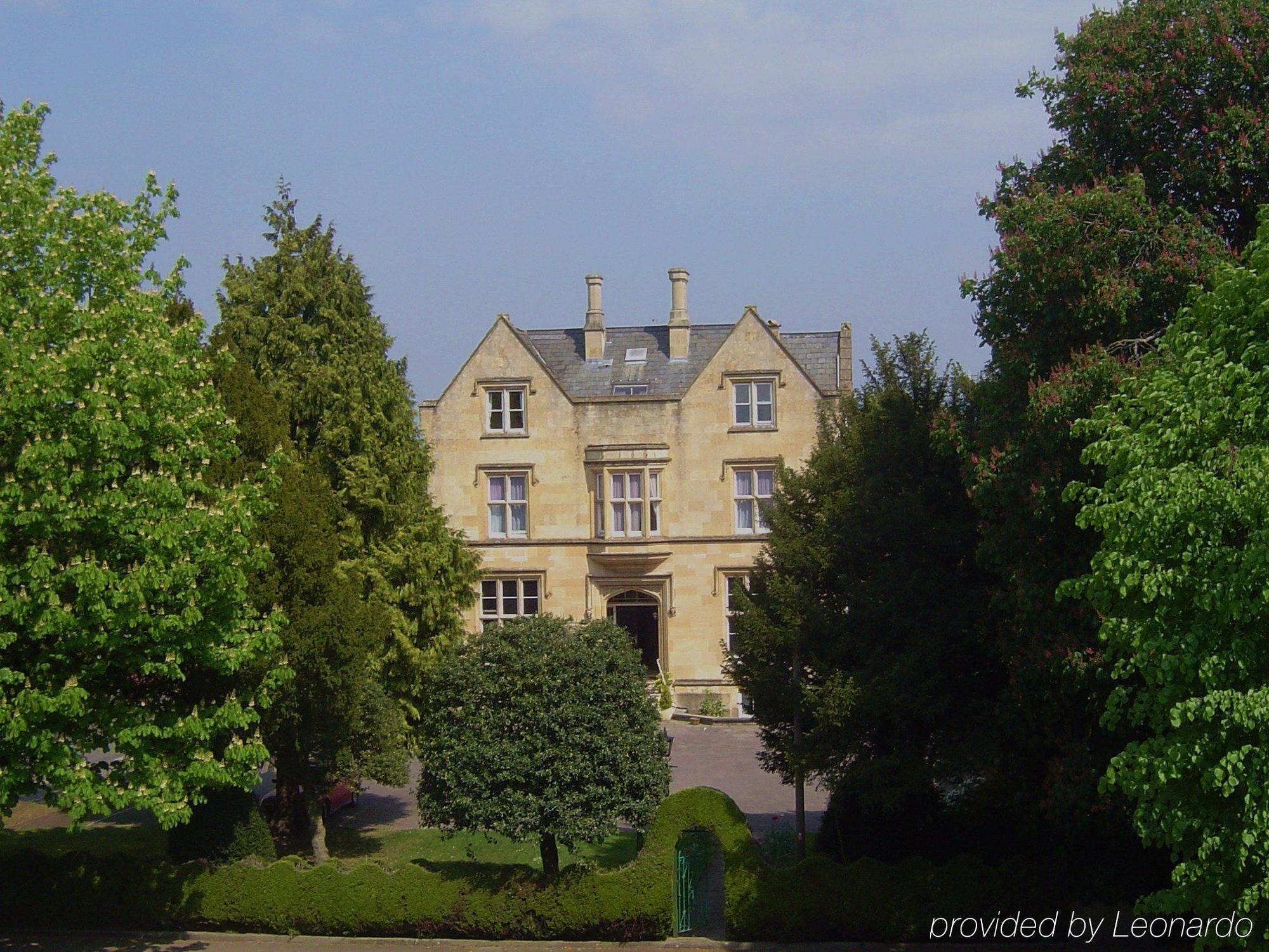 Bed and Breakfast Cotswold Grange Cheltenham Exterior foto The former school buildings