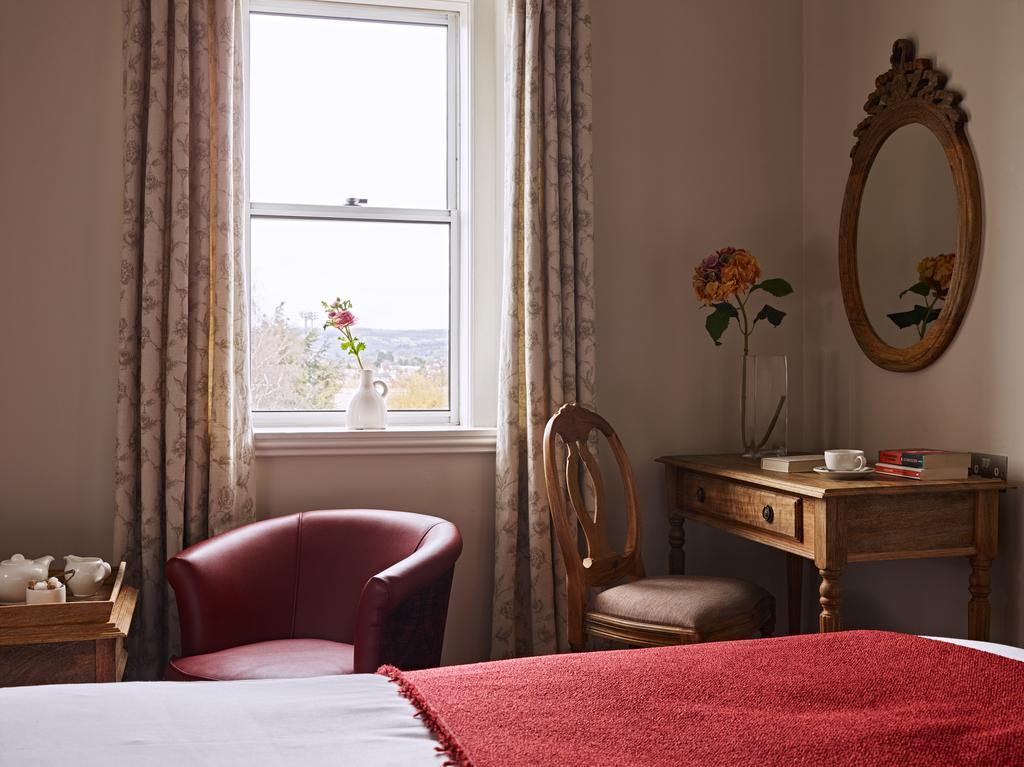Bed and Breakfast Cotswold Grange Cheltenham Exterior foto A bedroom at the hotel