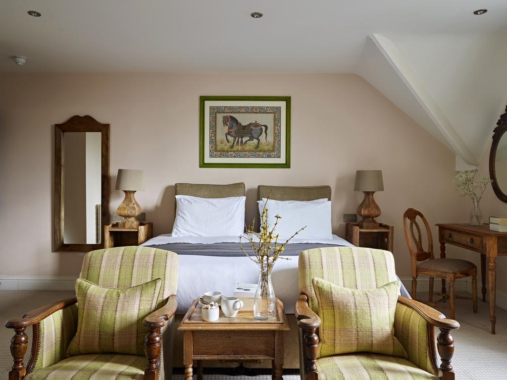 Bed and Breakfast Cotswold Grange Cheltenham Exterior foto A bedroom at the hotel