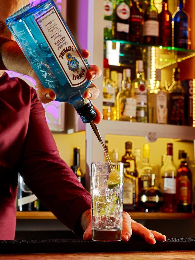 Bed and Breakfast Cotswold Grange Cheltenham Exterior foto A bartender pouring a bottle of Blue Curaçao liqueur