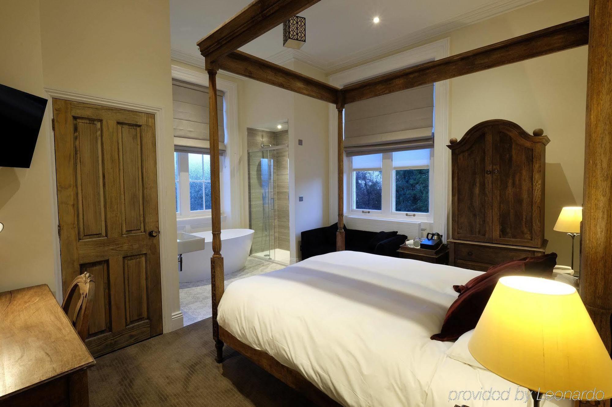 Bed and Breakfast Cotswold Grange Cheltenham Exterior foto A bedroom at the hotel
