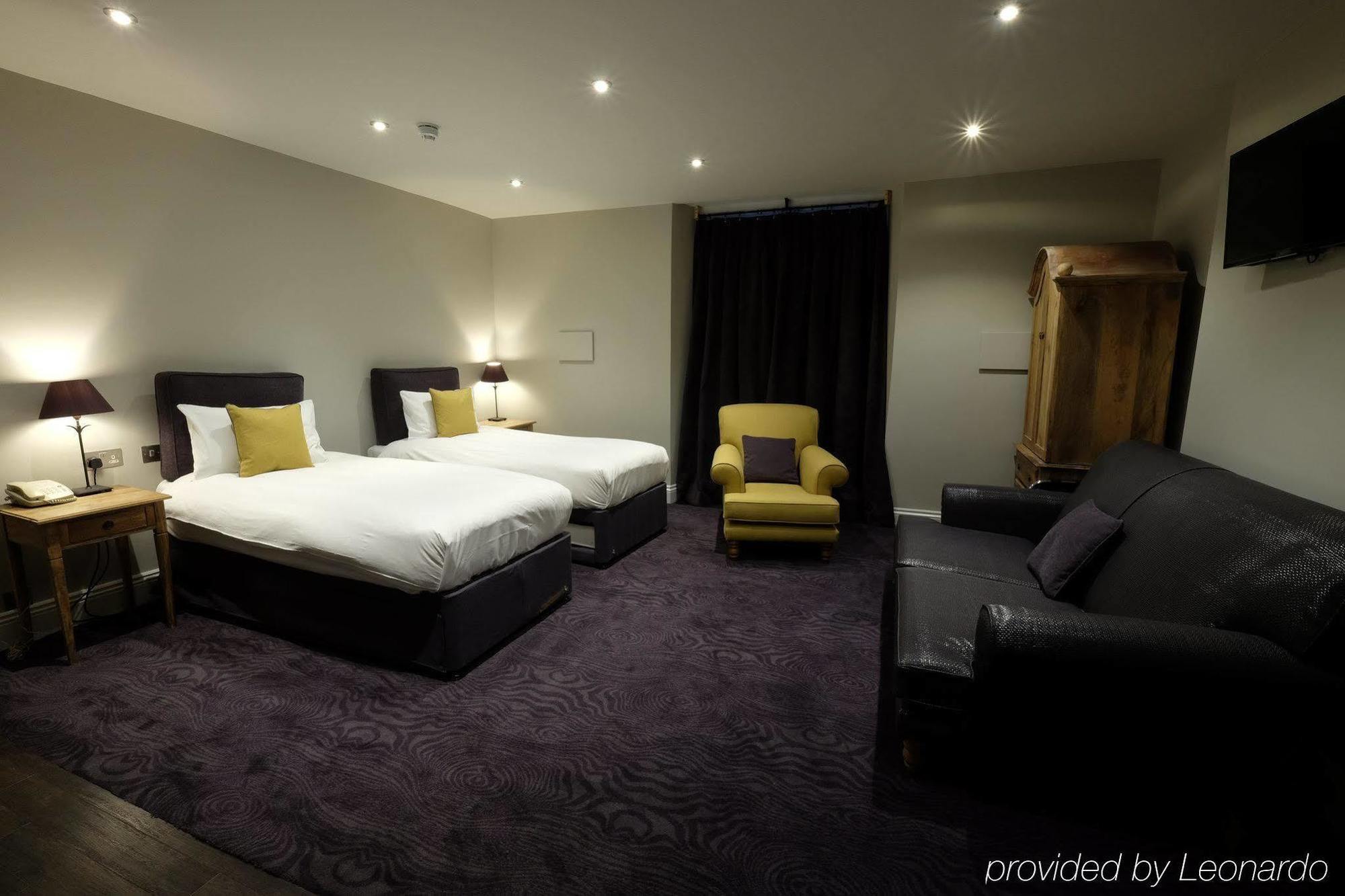 Bed and Breakfast Cotswold Grange Cheltenham Exterior foto A room at the hotel