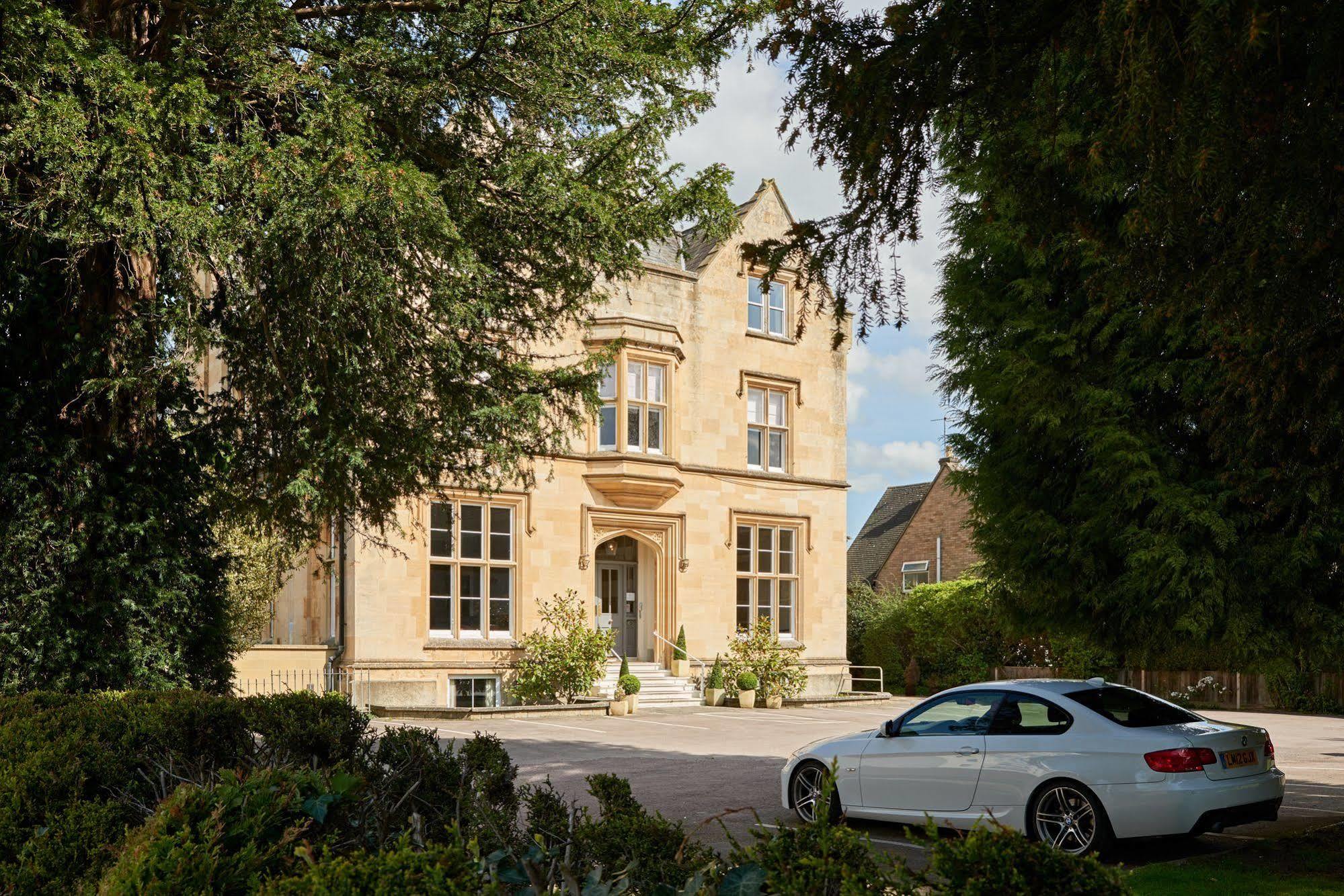 Bed and Breakfast Cotswold Grange Cheltenham Exterior foto The former school house