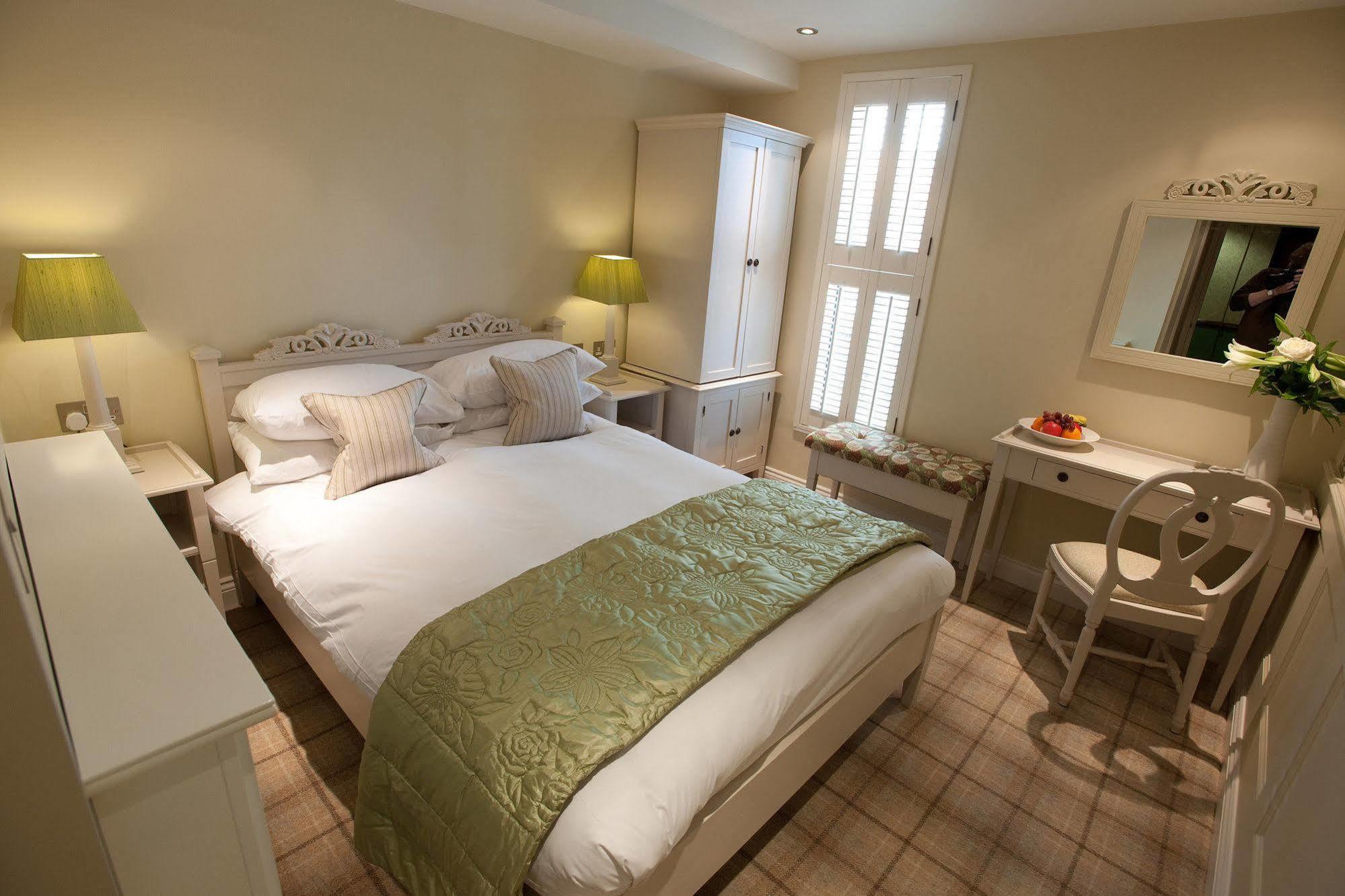 Bed and Breakfast Cotswold Grange Cheltenham Exterior foto A bedroom at The Old Vicarage