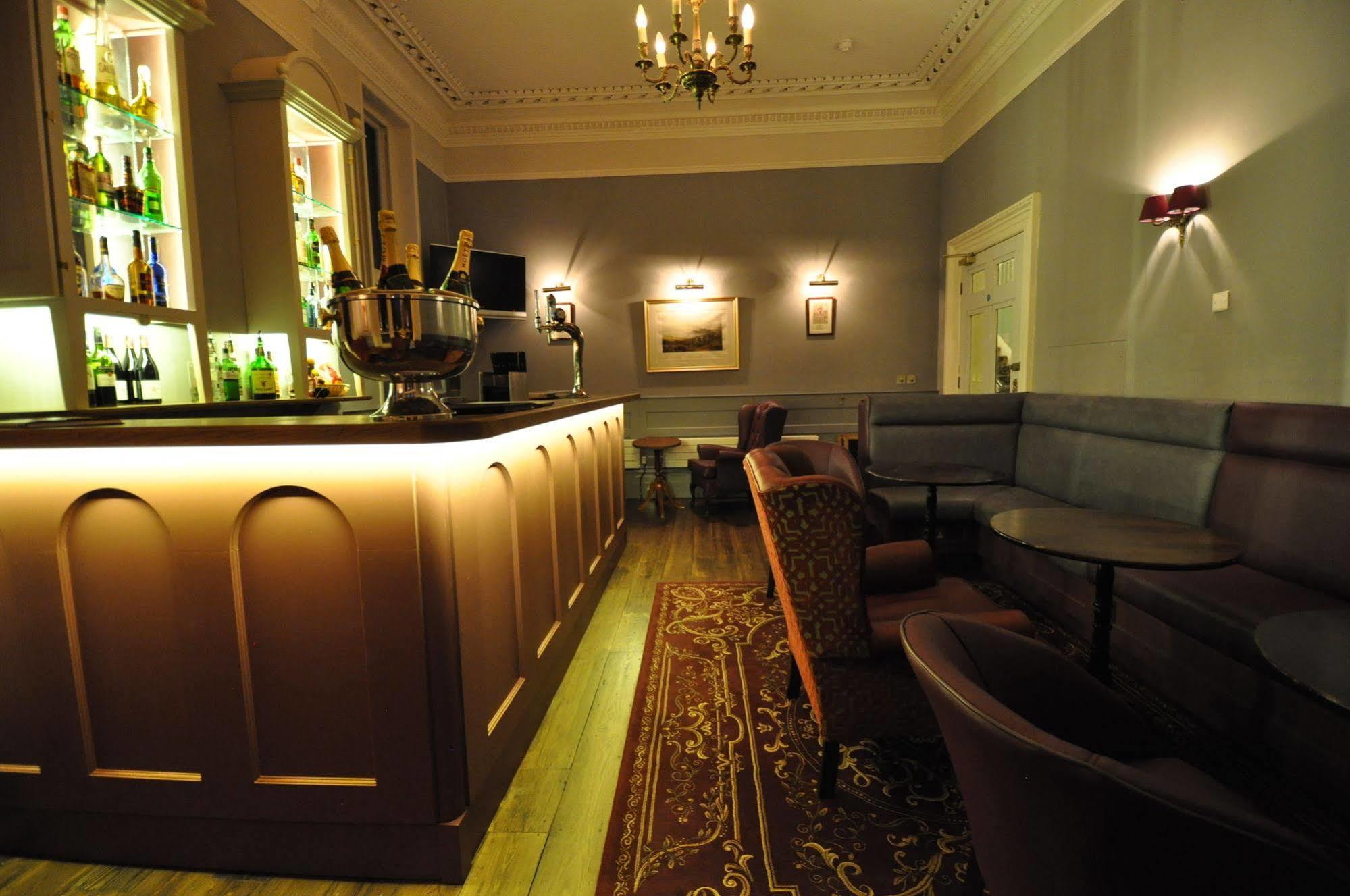 Bed and Breakfast Cotswold Grange Cheltenham Exterior foto The bar at the hotel