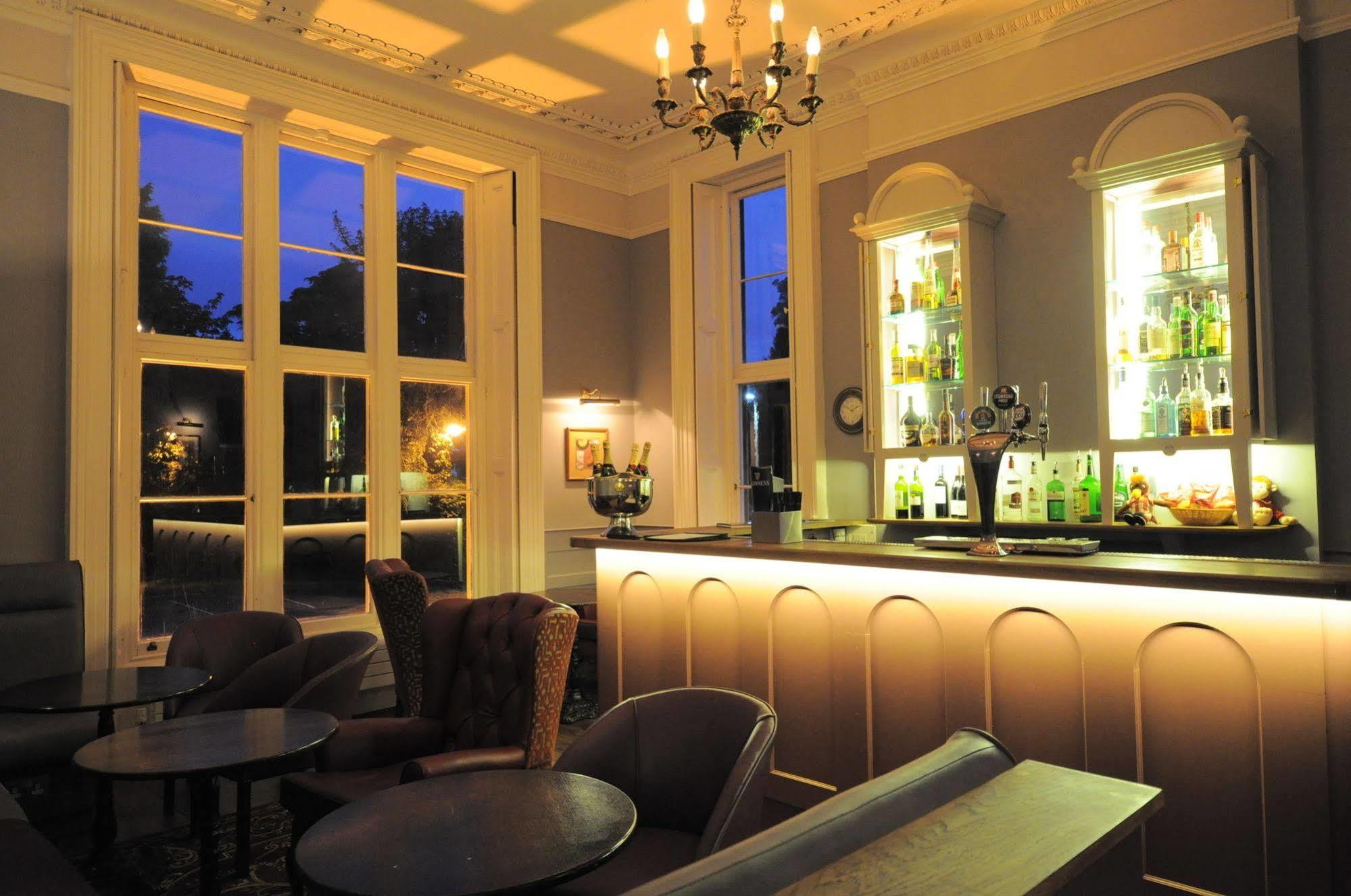 Bed and Breakfast Cotswold Grange Cheltenham Exterior foto The bar at the hotel