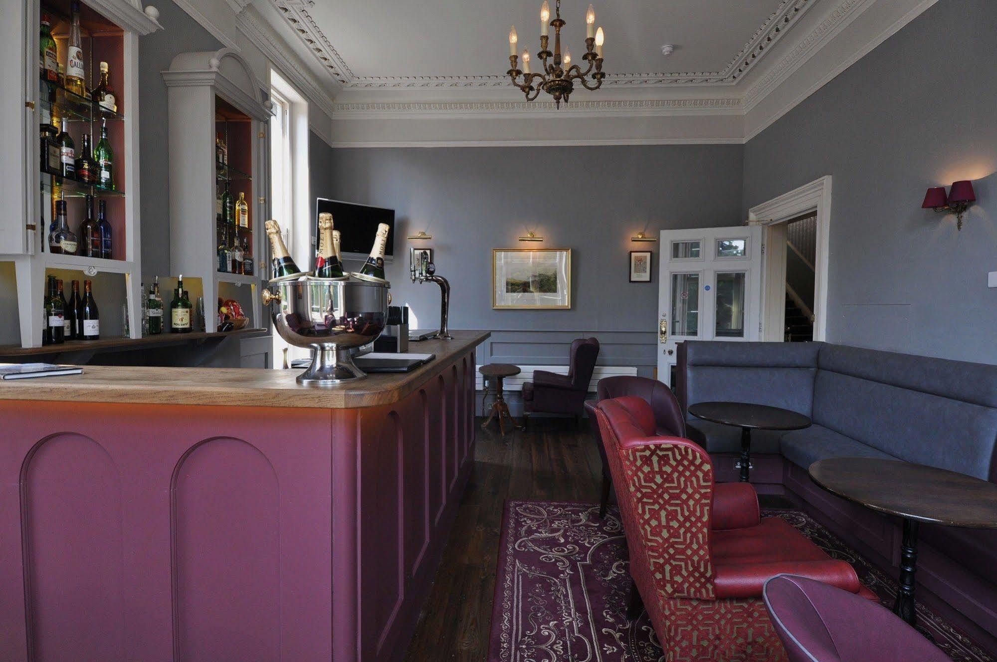 Bed and Breakfast Cotswold Grange Cheltenham Exterior foto The bar at the hotel