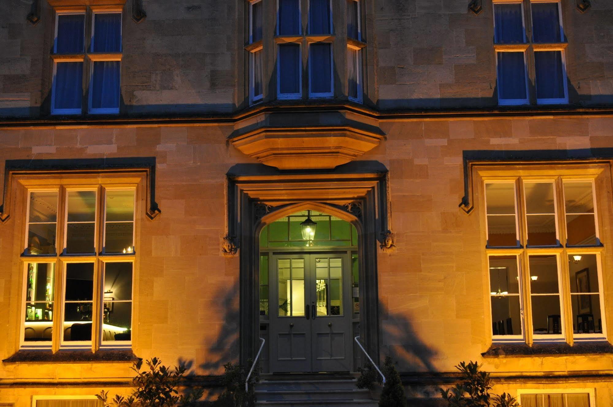 Bed and Breakfast Cotswold Grange Cheltenham Exterior foto The entrance to the main building