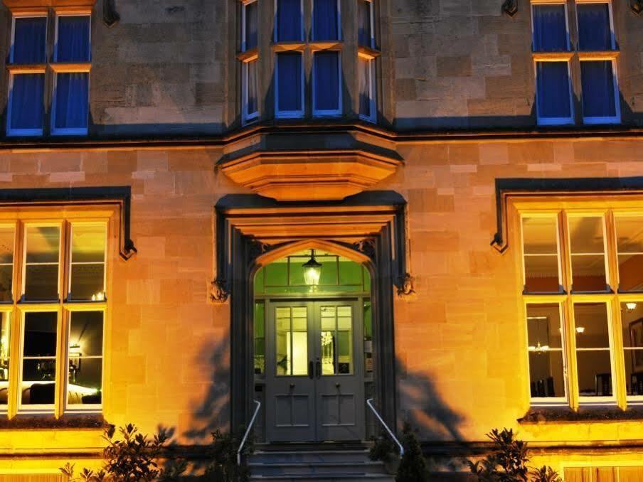 Bed and Breakfast Cotswold Grange Cheltenham Exterior foto The entrance to the main building