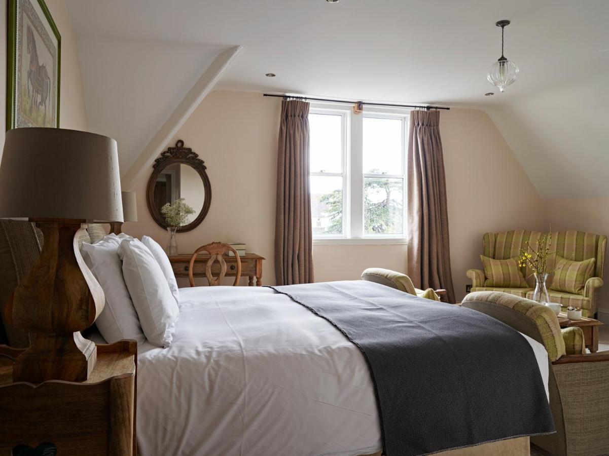 Bed and Breakfast Cotswold Grange Cheltenham Exterior foto A bedroom at The Pig